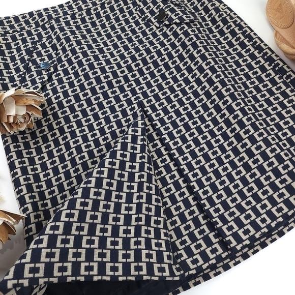 LOFT Black Cream Front Pleated Skirt Sz 2 - Picture 9 of 15